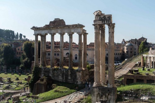 Pozostałości świątyni boskiego Wespazjana i Tytusa na Forum Romanum (po prawej), resztki świątyni Saturna (po lewej)