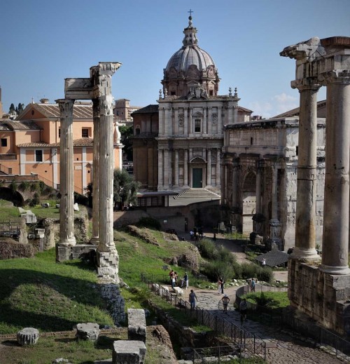 Pozostałości świątyni Wespazjana i Tytusa (trzy kolumny po lewej), w oddali łuk Septymiusza Sewera, Forum Romanum