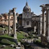 Pozostałości świątyni Wespazjana i Tytusa (trzy kolumny po lewej), w oddali łuk Septymiusza Sewera, Forum Romanum