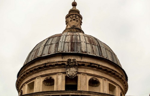 Chapel of the Martyrdom of St. Peter  (Tempietto), roof lantern from the beginning of the XVII century and the coat of arms of Spanish kings