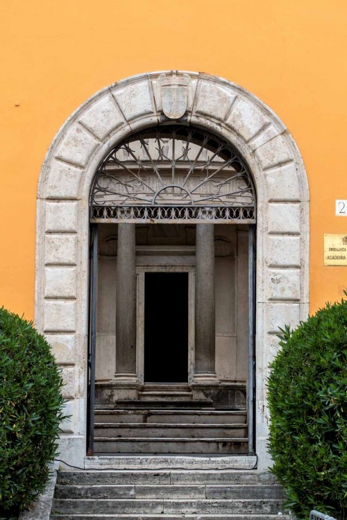 Entry onto the monastery courtyard of the Church of San Pietro in Montorio, in the distance Tempietto