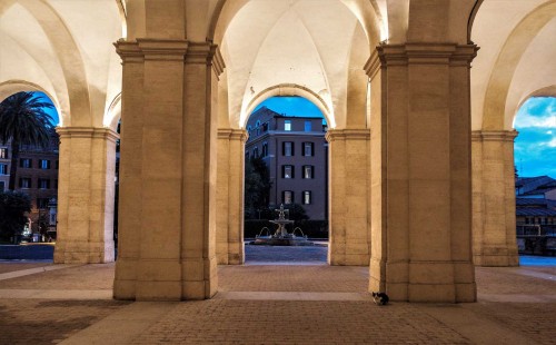 Palazzo Barberini, monumentalny podjazd do Palazzo Barberini, widok na fontannę znajdującą się na wprost fasady pałacu