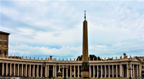 Colonna according to the design of Gian Lorenzo Bernini, Piazza di San Pietro