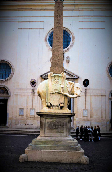 Obelisk ze słoniem - projekt Gian Lorenzo Bernini, plac przed kościołem Santa Maria sopra Minerva