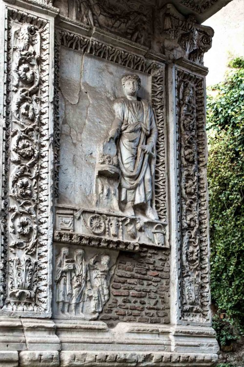 Arch of the Silversmiths (Arco degli Argentari), figure of Caracalla next to the chiseled off figure of his brother Geta