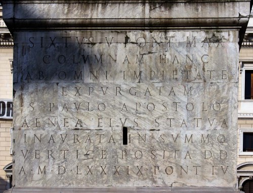 Kolumna Marka Aureliusza, napis na postumencie upamiętniający papieża Sykstusa V, Piazza Colonna