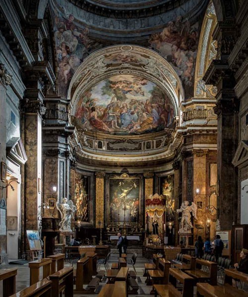 Basilica Sant’Andrea delle Fratte, view of the apse with two angels flanking it – Gian Lorenzo Bernini