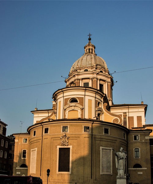 Basilica of San Carlo al Corso, apse of the church with a statue of St. Charles Borromeo flanking it