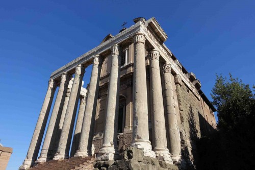 Świątynia Faustyny i Antonina Piusa, obenie kościół San Lorenzo in Miranda, Forum Romanum