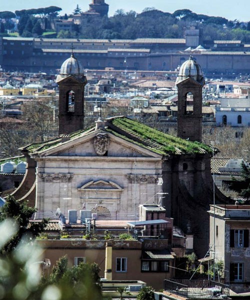 San Giacomo in Augusta, widok fasady i dwóch flankujących budowlę dzwonnic