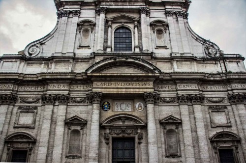Sant'Ignazio, fasada kościoła - gzyms z napisem upamiętniający fundację kardynała Ludovica Ludovisiego