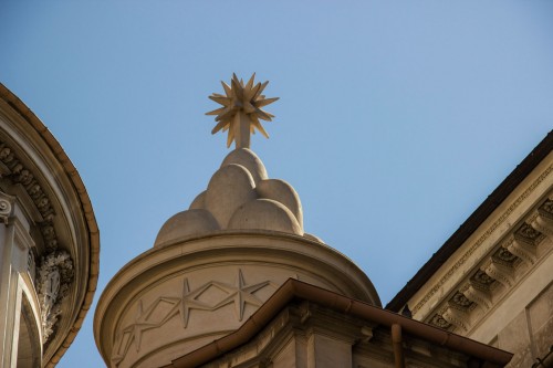 Church of Sant'Ivo alla Sapienza, six mountains and an eight-pointed star – elements of the coat of arms of Pope Alexander VII Chigi, element  flanking the façade