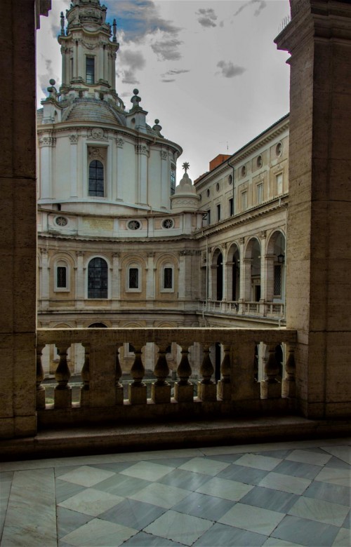 Sant'Ivo alla Sapienza, widok na fasadę kościoła z galerii okalającej kościół dawnego uniwersytetu La Sapienza