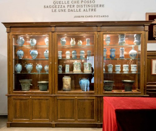 Church of San Lorenzo in Miranda, exhibition of pharmaceutical dishes in the museum on the church ground floor