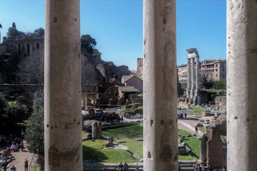 San Lorenzo in Miranda, widok na Forum Romanum z bramy dawnej świątyni Antonina Piusa i Faustyny (obecnie kościół)