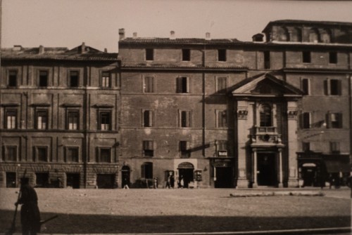 Façade leading into the Church of San Lorenzo in Piscibus before deconstruction – in the northern part of Piazza Rusticucci