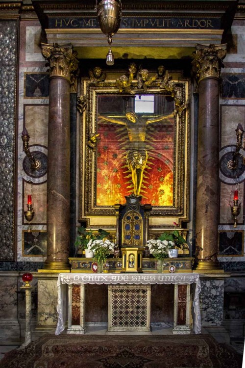 Church of San Marcello, Chapel of the Crucifix with a crucifix famous for miracles