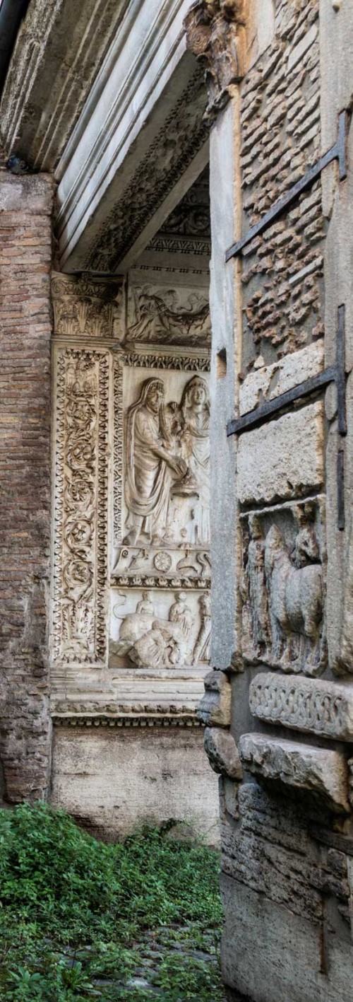 Arch of the Silversmiths (Arco degli Argentari), in the background Emperor Septimius Severus and Julia Domna making a sacrifice