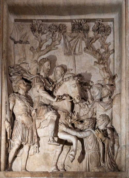 Cesarz Marek Aureliusz wśród żołnierzy i poddanych, relief z niezachowanego pomnika cesarza, Musei Capitolini