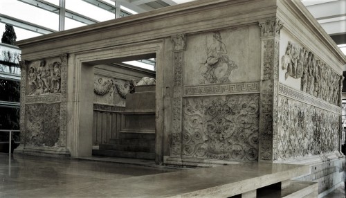 Ołtarz Pokoju, Museo dell'Ara Pacis, po lewej - Tellus (albo Wenus Genetrix), po prawej personifikacja Rzymu