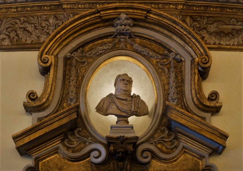 Palazzo Pamphilj, Galleria Serliana, niche with the bust of one of the Roman emperors