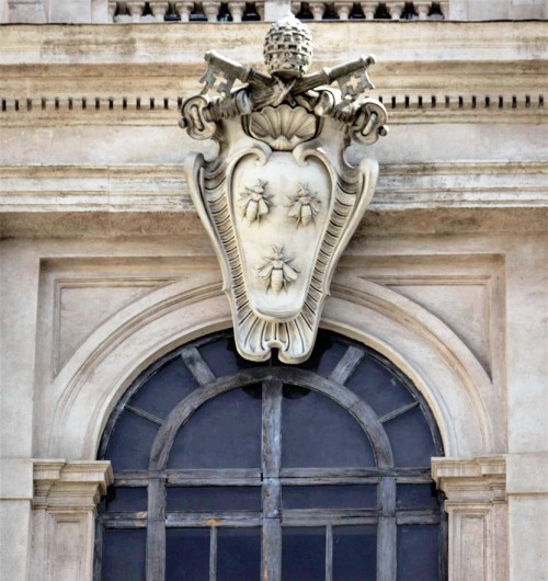 Palazzo Barberini, herb rodu Barberini nad wejściem głównym