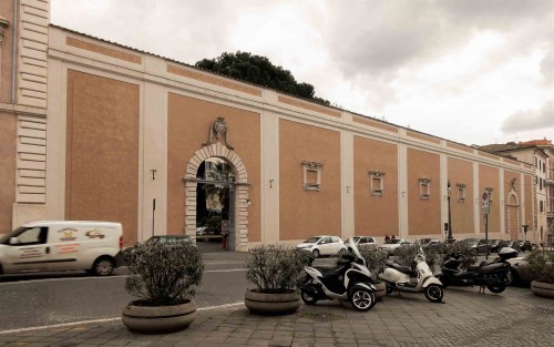 Wall separating the garden and palace from via XXIV Maggio