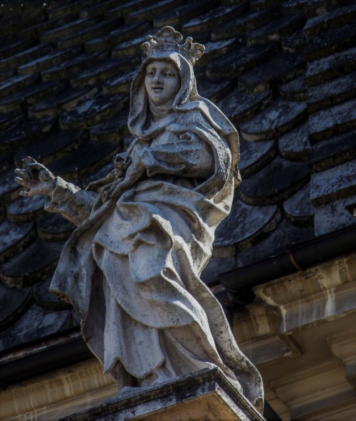 Santa Maria dei Miracoli, posąg świętej na elewacji budowli