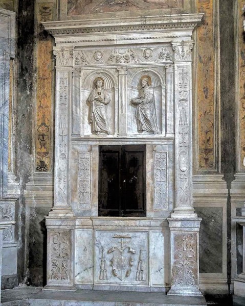 Basilica of Santa Maria del Popolo, Montemirabile Chapel, Renaissance remains of the old main altar