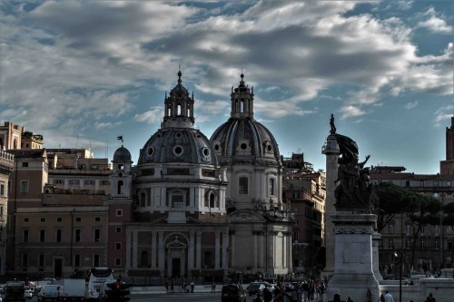 Santa Maria di Loreto, w tle kościół Santissimo Nome di Maria