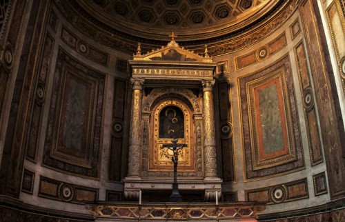 Church of Santa Maria in Aquiro, apse with the painting Madonna with Child and St. Stephen, circle of Pietro Cavallini