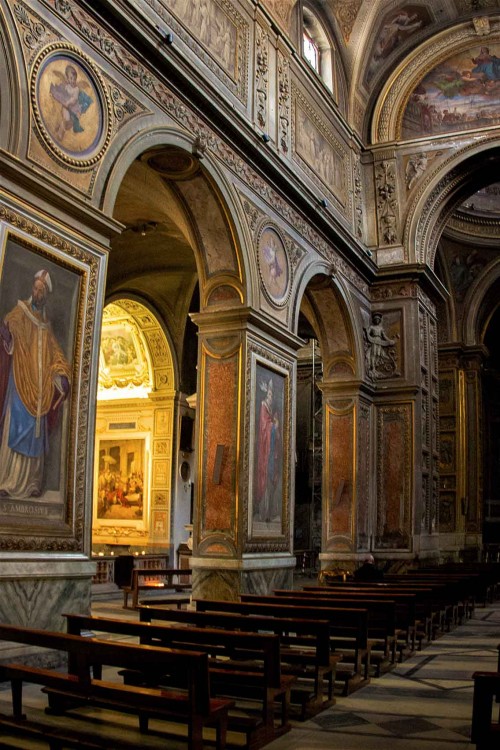 Church of Santa Maria in Aquiro, interior, images of the Doctors of the Church in the pillars