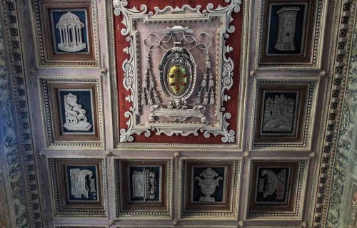 Basilica of Santa Maria in Domnica, central part of the ceiling – the Medici family coat of arms