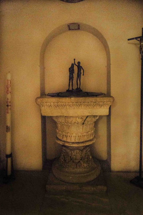 Church of Santa Prisca, Baptismal font from the XIII century, former capitol of a pagan column