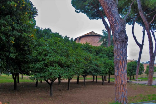 Absyda kościoła Santa Sabina widziana z ogrodu pomarańczowego (Parco degli Aranci)