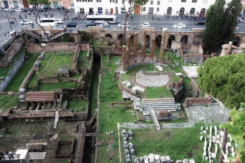 Antyczne świątynie na Largo di Torre Argentina, odsłonięte w czasach Mussoliniego