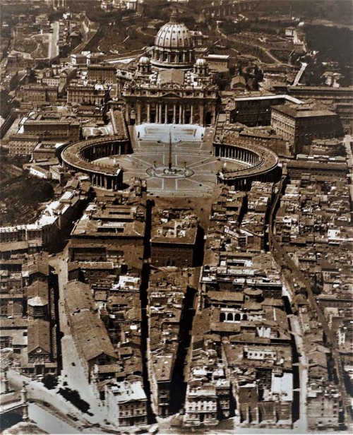 The so-called spina between the Square of San Pietro and the Tiber, prior to 1936, currently via della Conciliazione, Aeronautica Militare, Fototeca storica