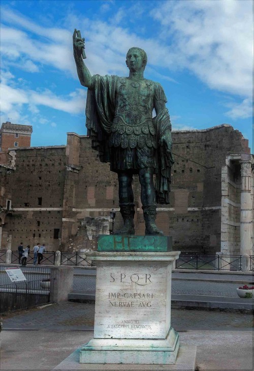 Pomnik cesarza Nerwy (współczesny) przy via dei Fori Imperiali, w tle forum Trajana