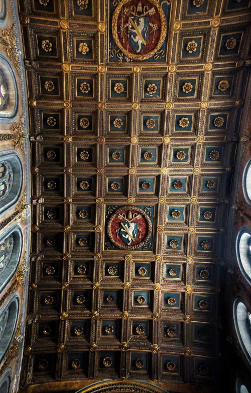 Kościół San Marco, kasetonowy strop  z  herbem papieża Pawła II