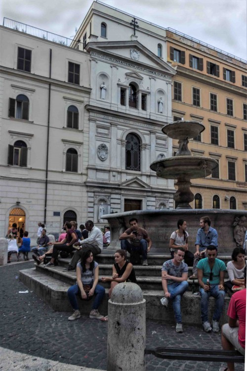 Piazza della Madonna dei Monti, fontanna, w tle fasada kościoła śś. Sergiusza i Bakchusa