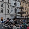 Piazza della Madonna dei Monti, fontanna, w tle fasada kościoła śś. Sergiusza i Bakchusa