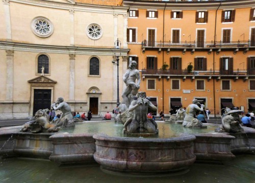 Piazza Navona, Fontana del Moro, w tle kościół Nostra Signora del Sacro Cuore