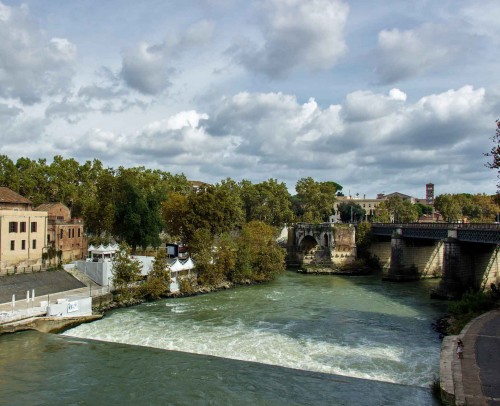 Ponte Rotto i Wyspa Tyberyjska (po lewej)