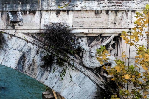 Ponte Rotto, smoki - elementy herbu papieża Grzegorza XIII