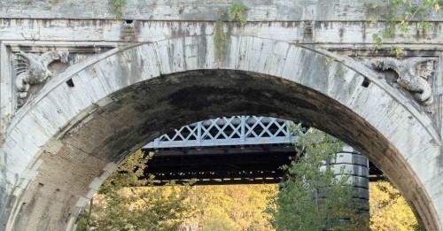 Ponte Rotto, dragons from the coat of arms of Pope Gregory XIII from the Boncompagni family