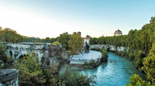 Ponte Rotto, w tle Wyspa Tyberyjska