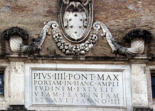 Porta del Popolo, view of the northern elevation, coat of arms of the de Medici family (Pope Pius IV)