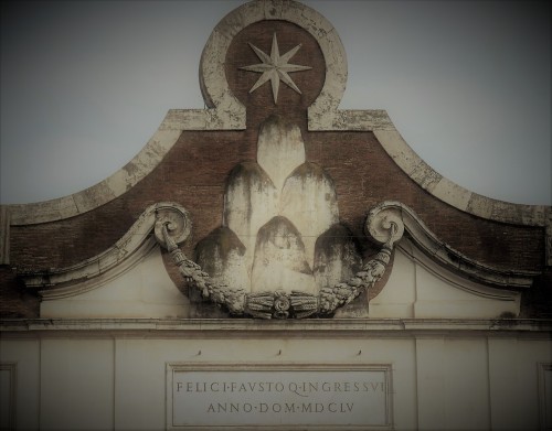 Porta del Popolo, top of the gate – coat of arms of Pope Alexander VII Chigi, inscription prepared for the entry of Queen Christina