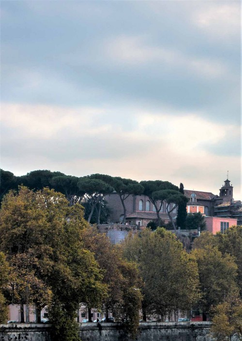 Santa Sabina, absyda kościoła  widziana z mostu na Tybrze