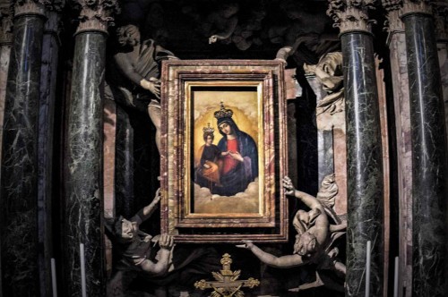 Antonio Raggi, angels supporting a painting of the Madonna in the main altar, Church of Santa Maria dei Miracoli